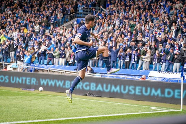 Germany Soccer 2 Bundesliga 2025 2026, Matchday 29 VfL Bochum vs Eintracht Braunschweig Vonovia Ruhrstadion Goal and goal celebration to 1 0 by Gerrit Holtmann VfL Bochum, 17 Joy, emotions, jubilation Copyright: xJOERANxSTEINSIEKx