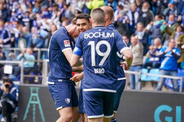 Germany Soccer 2 Bundesliga 2025 2026, Matchday 29 VfL Bochum vs Eintracht Braunschweig Vonovia Ruhrstadion Goal and goal celebration to 1 0 by Gerrit Holtmann VfL Bochum, 17 Joy, emotions, jubilation Copyright: xJOERANxSTEINSIEKx
