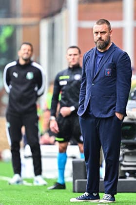 April 12, 2026, Genoa, Genoa: Genoa™s Italian head coach Daniele De Rossi (right) during the Italian Serie A soccer match Genoa Cfc vs Us Sassuolo Calcio at Luigi Ferraris stadium in Genoa, Italy, 12 April 2026. ANSA STRINGER. Serie A: Genoa-Sassuolo  - ZUMAa110 20260412_zaf_a110_008 Copyright: xStringerx