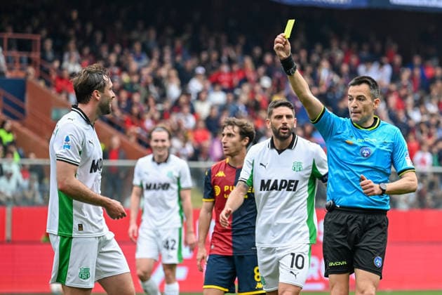 the referee gives a yellow card during the Serie A soccer match between Genoa and Sassuolo at the Luigi Ferraris Stadium in Genoa, Italy - Sunday, April 12, 2026. - Soccer .  Copyright: xTanoxPecoraro LaPressex