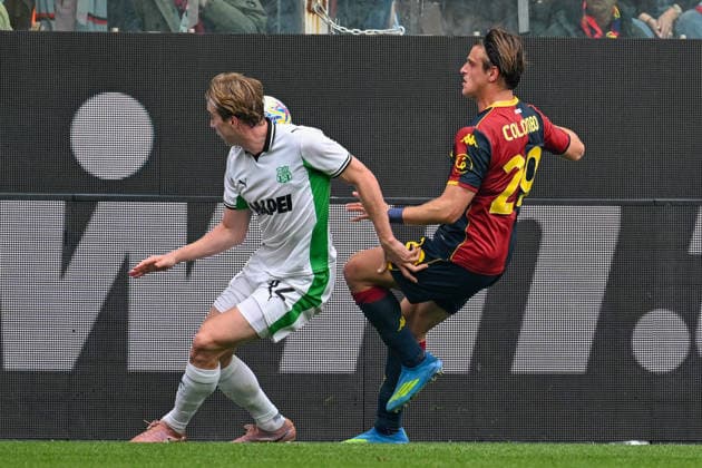 Genoa™s Lorenzo Colombo fights for the ball during the Serie A soccer match between Genoa and Sassuolo at the Luigi Ferraris Stadium in Genoa, Italy - Sunday, April 12, 2026. - Soccer .  Copyright: xTanoxPecoraro LaPressex