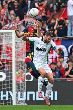 Genoa™s Johan Vasquez jumps for the ball with Sassuolo s Domenico Berardi during the Serie A soccer match between Genoa and Sassuolo at the Luigi Ferraris Stadium in Genoa, Italy - Sunday, April 12, 2026. - Soccer .  Copyright: xTanoxPecoraro LaPressex