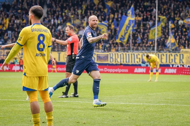 Germany Soccer 2 Bundesliga 2025 2026, Matchday 29 VfL Bochum vs Eintracht Braunschweig Vonovia Ruhrstadion Goal and goal celebration to 2 0 by Philipp Hofmann VfL Bochum, 33 Joy, emotions, jubilation after VAR check after referee Wolfgang Haslberger returned the goal though Copyright: xJOERANxSTEINSIEKx