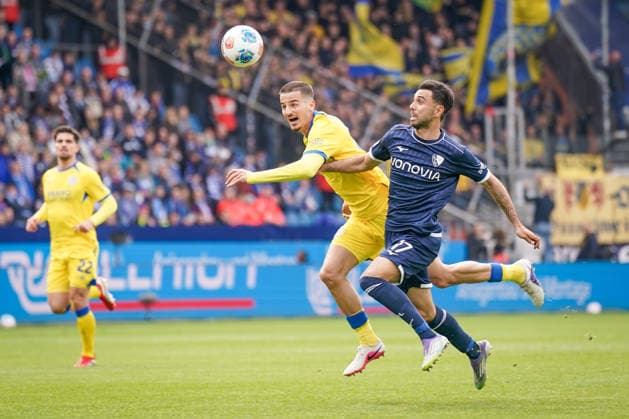 Germany Soccer 2 Bundesliga 2025 2026, Matchday 29 VfL Bochum vs Eintracht Braunschweig Vonovia Ruhrstadion Gerrit Holtmann VfL Bochum, 17 Andi Hoti Eintracht Braunschweig, 4 in duel Copyright: xJOERANxSTEINSIEKx