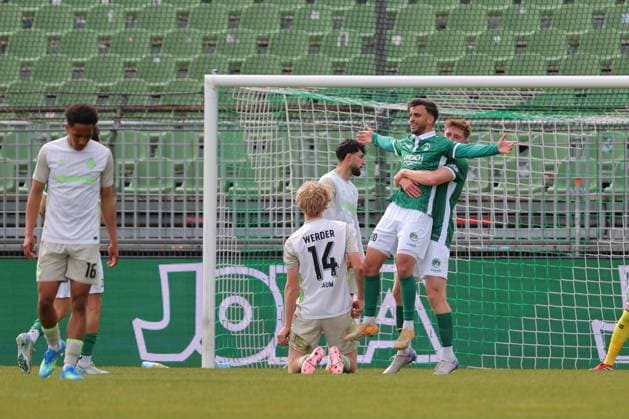 GER, Regionalliga Nord, VfB Luebeck vs SV Werder Bremen II 12.04.26, Dietmar-Scholze-Stadion an der Lohmuehle, Luebeck, GER, Regionalliga Nord, VfB Luebeck vs SV Werder Bremen II im Bild picture shows Torjubel Jubel. Torschütze Torschuetze Dardan Karimani (VfB Luebeck 23) jubelt ueber das Tor zum 1:0 *** GER, Regionalliga Nord, VfB Luebeck vs SV Werder Bremen II 12 04 26, Dietmar Scholze Stadion an der Lohmuehle, Luebeck, GER, Regionalliga Nord, VfB Luebeck vs SV Werder Bremen II in picture picture shows Goal celebration Goal scorer Dardan Karimani VfB Luebeck 23 celebrates the goal to 1 0 nordphotoxGmbHx xTauchnitz nph00059