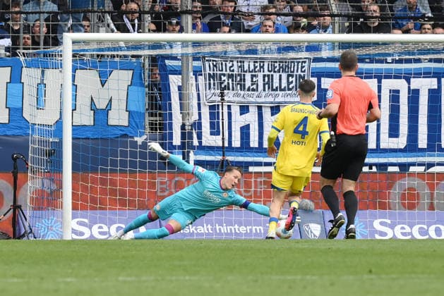 Gerrit Holtmann VfL Bochum , not pictured, scores the goal against goalkeeper Ron Thorben Hoffmann Eintracht Braunschweig to make it 1 0 12 04 2026, Soccer 2 Bundesliga, Season 2025 2026, Matchday 29, VfL Bochum Eintracht Braunschweig DFL regulations prohibit any use of photographs as image sequences and or quasi video Bochum Vonovia Ruhrstadion Nordrhein Westfalen Germany Team2