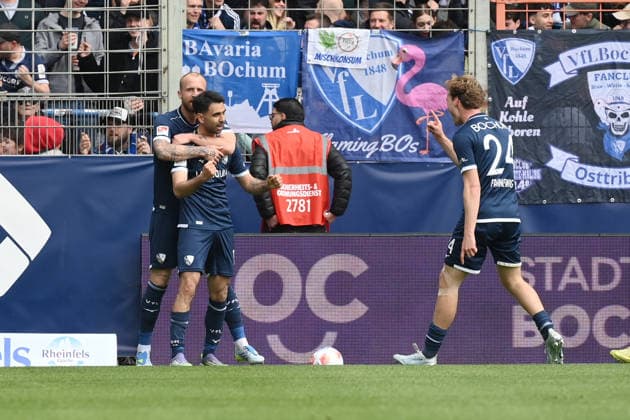 Jubel 1 0 v li , Philipp Hofmann VfL Bochum , Gerrit Holtmann VfL Bochum , Mats Pannewig VfL Bochum 12 04 2026, Fußball 2 Bundesliga, Saison 2025 2026, 29 Spieltag, VfL Bochum Eintracht Braunschweig DFL regulations prohibit any use of photographs as image sequences and or quasi video Bochum Vonovia Ruhrstadion Nordrhein Westfalen Germany Team2