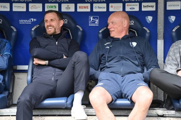 Simon Zoller Leiter Lizenzbereich VfL Bochum , Trainer Uwe Rösler VfL Bochum , v li 12 04 2026, Fußball 2 Bundesliga, Saison 2025 2026, 29 Spieltag, VfL Bochum Eintracht Braunschweig DFL regulations prohibit any use of photographs as image sequences and or quasi video Bochum Vonovia Ruhrstadion Nordrhein Westfalen Germany Team2