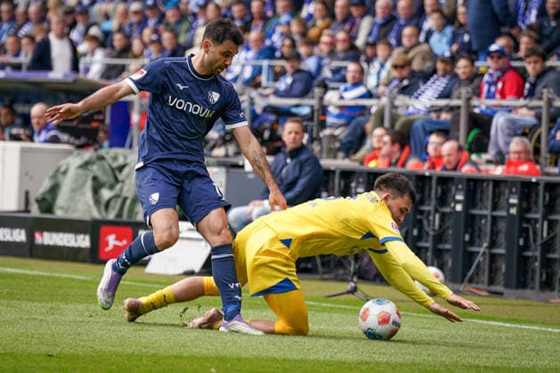 Germany Soccer 2 Bundesliga 2025 2026, Matchday 29 VfL Bochum vs Eintracht Braunschweig Vonovia Ruhrstadion Gerrit Holtmann VfL Bochum, 17 Mehmet Aydin Eintracht Braunschweig, 8 Copyright: xJOERANxSTEINSIEKx