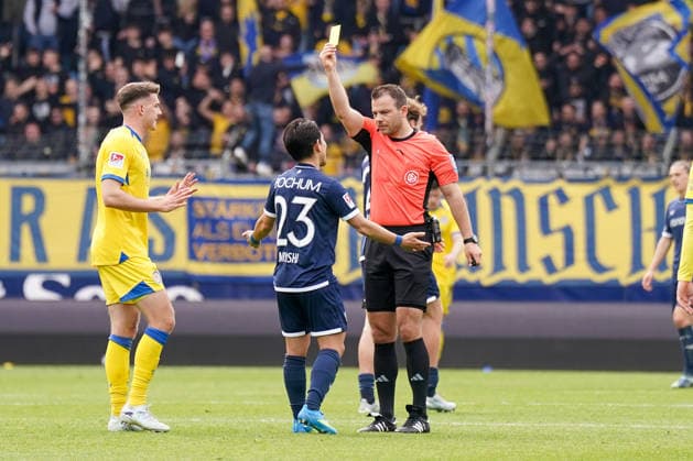 Germany Soccer 2 Bundesliga 2025 2026, Matchday 29 VfL Bochum vs Eintracht Braunschweig Vonovia Ruhrstadion Referee Wolfgang Haslberger shows Koji Miyoshi VfL Bochum, 23 the yellow card Copyright: xJOERANxSTEINSIEKx
