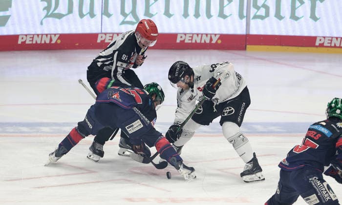 Jean Sebastien Dea, Patrick Russell Zweikampf Spielszene Aktion Eishockey Penny DEL Deutsche Eishockey Liga Play Off Halbfinale 3.Spiel Saison 2025 2026 12.04.2026 EHC Eisbären Berlin EBB vs. Kölner Haie KEC *** Jean Sebastien Dea, Patrick Russell duel match scene action sport ice hockey penny DEL German Ice Hockey League Play Off semi-final 3 match season 2025 2026 12 04 2026 EHC Eisbären Berlin EBB vs Kölner Haie KEC