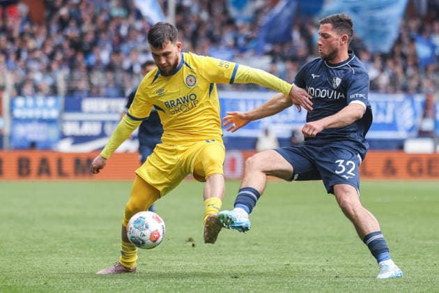 Soccer 2 Bundesliga 29 Matchday VfL Bochum Eintracht Braunschweig on 12 04 2026 at Vonovia Ruhrstadion in Bochum Mehmet Aydin Braunschweig , left Maximilian Wittek Bochum , right DFL regulations prohibit any use of photographs as image sequences and or quasi video xJRx