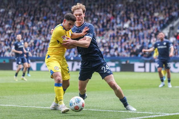 Soccer 2 Bundesliga 29 Matchday VfL Bochum Eintracht Braunschweig on 12 04 2026 at Vonovia Ruhrstadion in Bochum Robin Heußer Braunschweig , left Mats Pannewig Bochum , right DFL regulations prohibit any use of photographs as image sequences and or quasi video xJRx