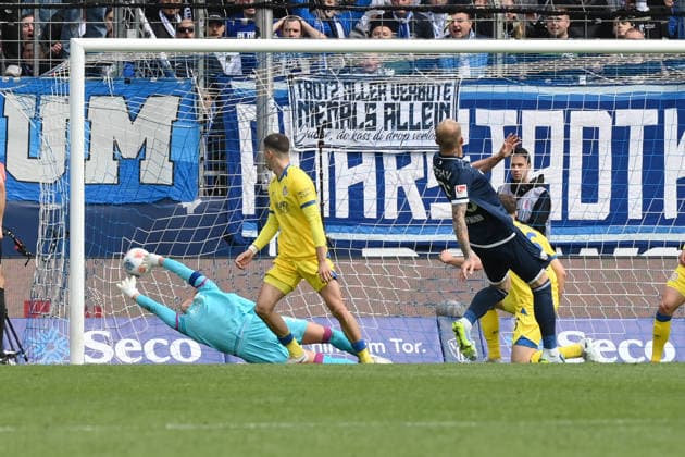 The goal by Philipp Hofmann VfL Bochum , re , is withdrawn after VAR review 12 04 2026, Soccer 2 Bundesliga, Season 2025 2026, 29 Matchday, VfL Bochum Eintracht Braunschweig DFL regulations prohibit any use of photographs as image sequences and or quasi video Bochum Vonovia Ruhrstadion Nordrhein Westfalen Germany Team2
