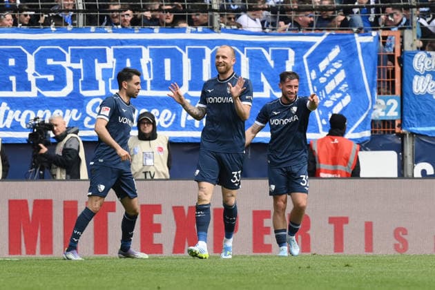 Jubel Bochum, v li , Gerrit Holtmann VfL Bochum , Philipp Hofmann VfL Bochum , Maximilian Wittek VfL Bochum 12 04 2026, Fußball 2 Bundesliga, Saison 2025 2026, 29 Spieltag, VfL Bochum Eintracht Braunschweig DFL regulations prohibit any use of photographs as image sequences and or quasi video Bochum Vonovia Ruhrstadion Nordrhein Westfalen Germany Team2