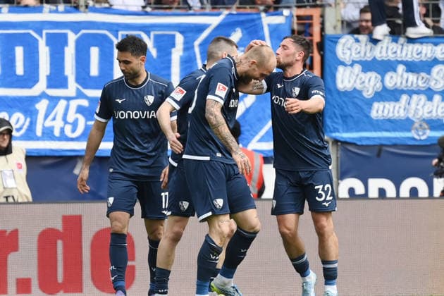 Cheers Bochum, from left , Gerrit Holtmann VfL Bochum , Matus Bero VfL Bochum , Philipp Hofmann VfL Bochum , Maximilian Wittek VfL Bochum 12 04 2026, Soccer 2 Bundesliga, Season 2025 2026, 29 Matchday, VfL Bochum Eintracht Braunschweig DFL regulations prohibit any use of photographs as image sequences and or quasi video Bochum Vonovia Ruhrstadion Nordrhein Westfalen Germany Team2