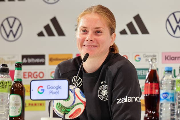 Herzogenaurach, Deutschland, 12. April 2026: Länderspielmaßnahme Vorbereitung auf das Frauen WM-Qualifikationsspiel gegen Österreich - Pressekonferenz in Herzogenaurach Im Bild: Sjoeke Nüsken Nuesken (Deutschland) bei der Pressekonferenz in Herzogenaurach *** Herzogenaurach, Germany, April 12, 2026 International match preparations for the Womens World Cup qualifier against Austria Press conference in Herzogenaurach Pictured Copyright: HMBxMedia MadeleinexFantini