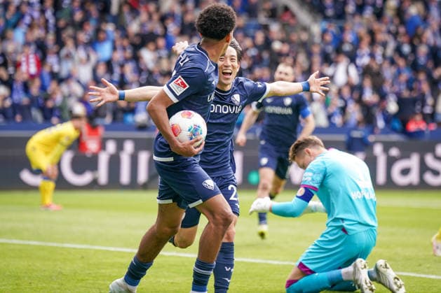Germany Soccer 2 Bundesliga 2025 2026, Matchday 29 VfL Bochum vs Eintracht Braunschweig Vonovia Ruhrstadion Goal and goal celebration to 2-0 by Koji Miyoshi VfL Bochum, 23 Joy, emotions, jubilation with Francis Onyeka VfL Bochum, 21 Copyright: xJOERANxSTEINSIEKx