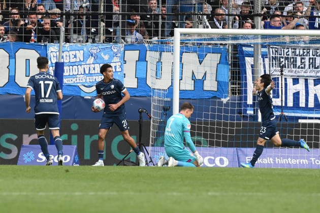 Jubel 2 0 v re , Koji Miyoshi VfL Bochum , Goalkeeper Ron Thorben Hoffmann Eintracht Braunschweig , Francis Onyeka VfL Bochum , Gerrit Holtmann VfL Bochum 12 04 2026, Fußball 2 Bundesliga, Saison 2025 2026, 29 Spieltag, VfL Bochum Eintracht Braunschweig DFL regulations prohibit any use of photographs as image sequences and or quasi video Bochum Vonovia Ruhrstadion Nordrhein Westfalen Germany Team2