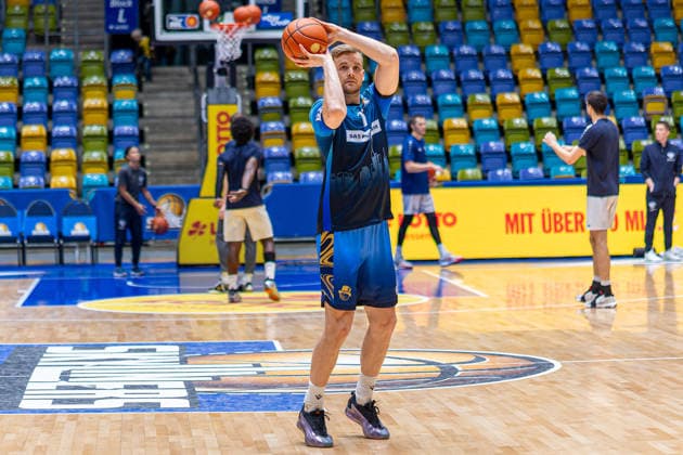 Basketball Bundesliga BBL, Frankfurt Skyliners vs MLP Academics Heidelberg, Süwag Energie Arena Frankfurt am Main 12 04 2026 Basketball Bundesliga BBL, Frankfurt am Main, Germany 12 04 2026 Till Pape Frankfurt Skyliners, 19 at the Warm Up, Basketball Bundesliga BBL, Game of Frankfurt Skyliners vs MLP Academics Heidelberg, Süwag Energie Arena Frankfurt am Main Copyright: xBEAUTIFULxSPORTS Freudensteinx
