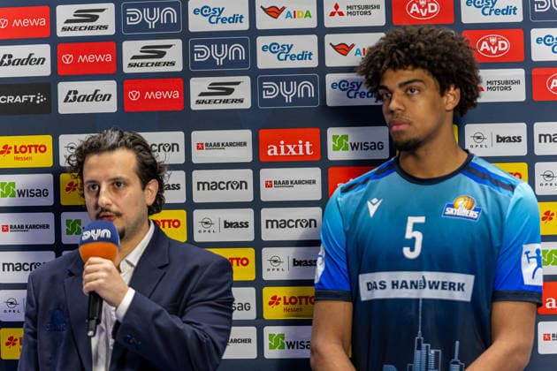 Basketball Bundesliga BBL, Frankfurt Skyliners vs MLP Academics Heidelberg, Süwag Energie Arena Frankfurt am Main 12 04 2026 Basketball Bundesliga BBL, Frankfurt am Main, Germany 12 04 2026 Sepehr Tarrah Assistant Coach Frankfurt Skyliners and Jamie Edoka Frankfurt Skyliners, 5 in Pregame Interview ,Basketball Bundesliga BBL, Match of Frankfurt Skyliners vs MLP Academics Heidelberg, Süwag Energie Arena Frankfurt am Main, Copyright: xBEAUTIFULxSPORTS Freudensteinx