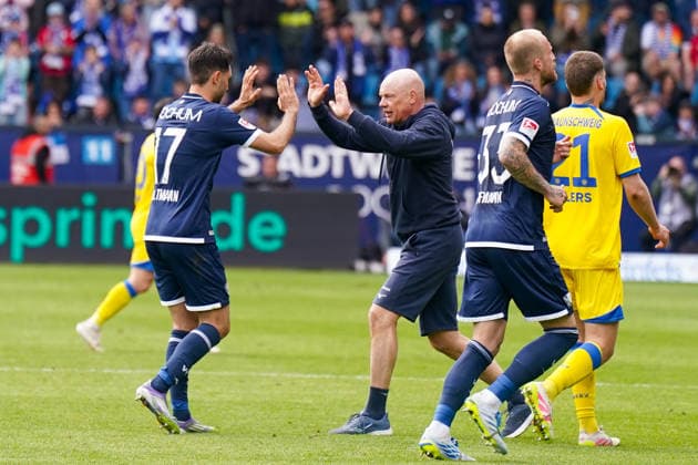 Germany Soccer 2 Bundesliga 2025 2026, Matchday 29 VfL Bochum vs Eintracht Braunschweig Vonovia Ruhrstadion Uwe Rösler Uwe Roesler Uwe Rosler Coach, VfL Bochum and Gerrit Holtmann VfL Bochum, 17 at halftime Copyright: xJOERANxSTEINSIEKx