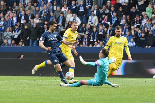 Gerrit Holtmann VfL Bochum , li , schgeitert an Torwart Ron Thorben Hoffmann Eintracht Braunschweig 12 04 2026, Fußball 2 Bundesliga, Saison 2025 2026, 29 Spieltag, VfL Bochum Eintracht Braunschweig DFL regulations prohibit any use of photographs as image sequences and or quasi video Bochum Vonovia Ruhrstadion Nordrhein Westfalen Germany Team2