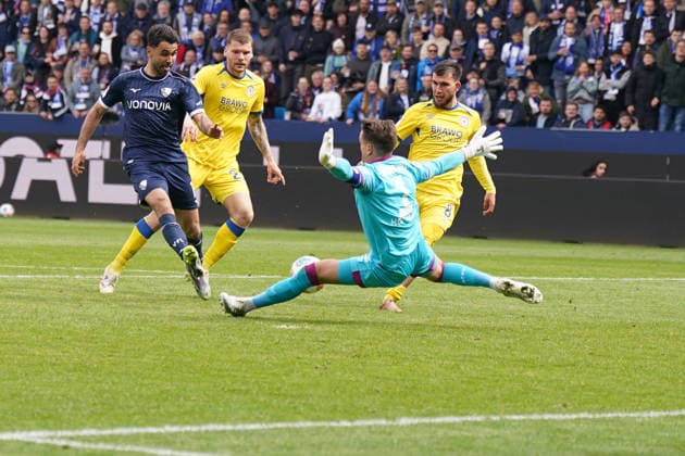 Germany Soccer 2 Bundesliga 2025 2026, Matchday 29 VfL Bochum vs Eintracht Braunschweig Vonovia Ruhrstadion Gerrit Holtmann VfL Bochum, 17 on the ball in front of Ron Thorben Hoffmann Eintracht Braunschweig, 1 Copyright: xJOERANxSTEINSIEKx