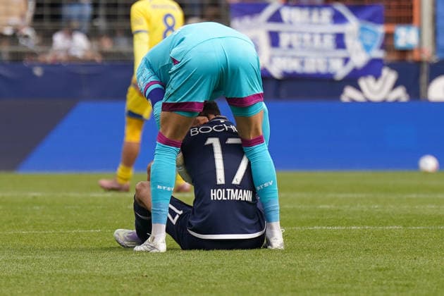 Germany Soccer 2 Bundesliga 2025 2026, Matchday 29 VfL Bochum vs Eintracht Braunschweig Vonovia Ruhrstadion Gerrit Holtmann VfL Bochum, 17 injured with Ron Thorben Hoffmann Eintracht Braunschweig, 1 Copyright: xJOERANxSTEINSIEKx