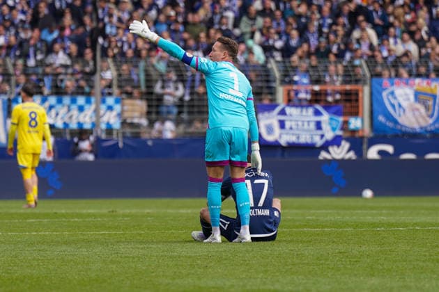 Germany Soccer 2 Bundesliga 2025 2026, Matchday 29 VfL Bochum vs Eintracht Braunschweig Vonovia Ruhrstadion Gerrit Holtmann VfL Bochum, 17 injured with Ron Thorben Hoffmann Eintracht Braunschweig, 1 Copyright: xJOERANxSTEINSIEKx