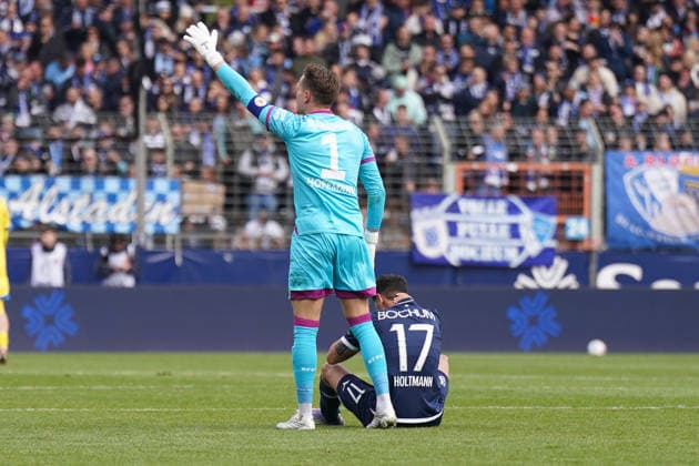 Germany Soccer 2 Bundesliga 2025 2026, Matchday 29 VfL Bochum vs Eintracht Braunschweig Vonovia Ruhrstadion Gerrit Holtmann VfL Bochum, 17 injured with Ron Thorben Hoffmann Eintracht Braunschweig, 1 Copyright: xJOERANxSTEINSIEKx