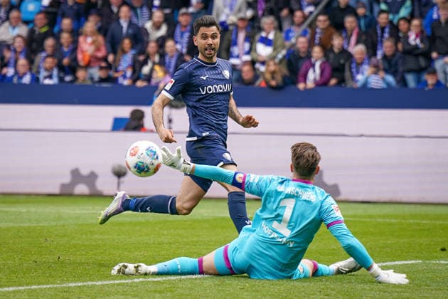 Germany Soccer 2 Bundesliga 2025 2026, Matchday 29 VfL Bochum vs Eintracht Braunschweig Vonovia Ruhrstadion Gerrit Holtmann VfL Bochum, 17 on the ball with Ron Thorben Hoffmann Eintracht Braunschweig, 1 Copyright: xJOERANxSTEINSIEKx