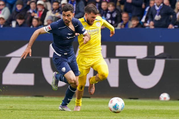 Germany Soccer 2 Bundesliga 2025 2026, Matchday 29 VfL Bochum vs Eintracht Braunschweig Vonovia Ruhrstadion Gerrit Holtmann VfL Bochum, 17 Mehmet Aydin Eintracht Braunschweig, 8 Copyright: xJOERANxSTEINSIEKx