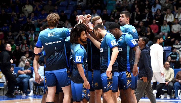 12 04 2026, xokbx, Basketball easyCredit BBL Bundesliga, Frankfurt Skyliners MLP Academics Heidelberg v l Das Team schwoert sich ein DFL DFB REGULATIONS PROHIBIT ANY USE OF PHOTOGRAPHS as IMAGE SEQUENCES and or QUASI VIDEO Frankfurt am Main