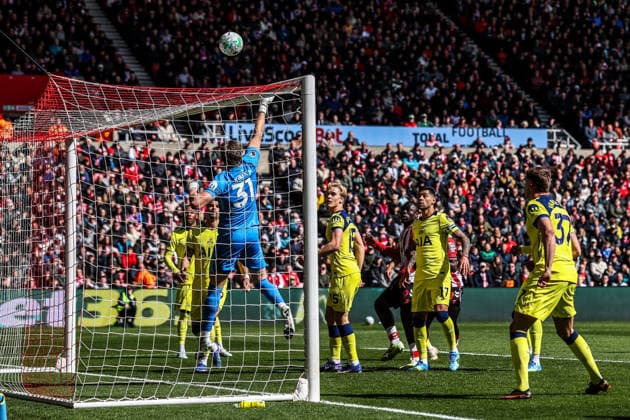 Premier League: Sunderland v Tottenham Hotspur Tottenham Hotspur goalkeeper Antonin Kinsky tips the ball over the cross bar during the Premier League match Sunderland vs Tottenham Hotspur at Stadium Of Light, Sunderland, United Kingdom on 12 April 2026 (Photo by Alfie Cosgrove News Images) Sunderland Stadium Of Light Tyne and Wear United Kingdom Copyright: xAlfiexCosgrove NewsxImagesx