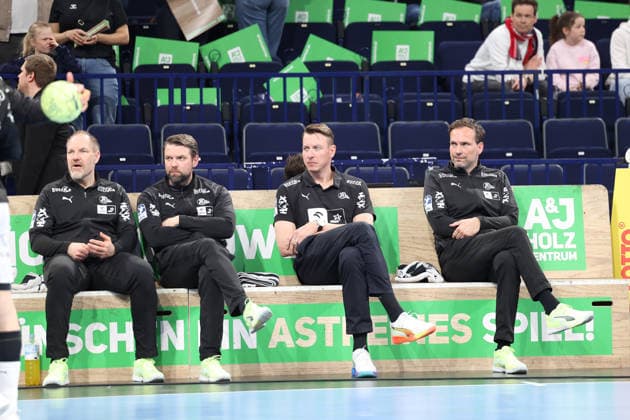 Handball Daikin Handball Bundesliga 2025 2026 Handball Sport Verein Hamburg vs THW Kiel Mattias Anderson, Goalkeeping Coach, Christian Sprenger, Co-Coach, Filip Jicha, Coach, Viktor Szilagyi, Managing Director Barclays Arena Hamburg