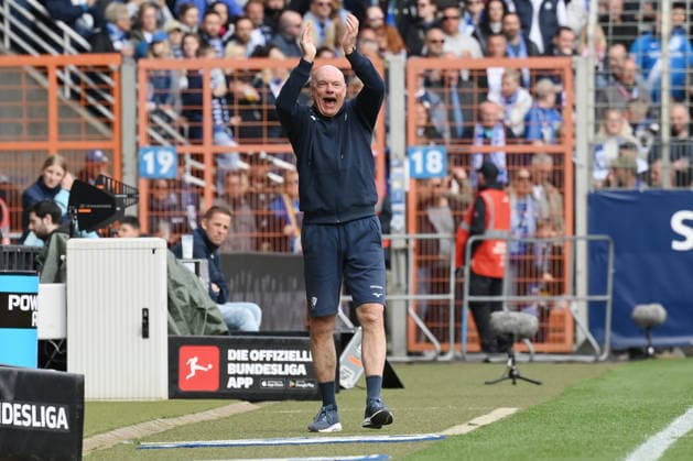 Jubel Trainer Uwe Rösler VfL Bochum 12 04 2026, Fußball 2 Bundesliga, Saison 2025 2026, 29 Spieltag, VfL Bochum Eintracht Braunschweig DFL regulations prohibit any use of photographs as image sequences and or quasi video Bochum Vonovia Ruhrstadion Nordrhein Westfalen Germany Team2