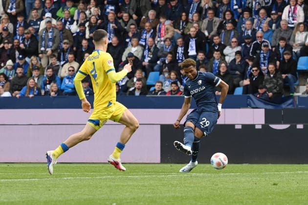 Farid Alfa Ruprecht VfL Bochum , re , scores the goal to 3 0 12 04 2026, Soccer 2 Bundesliga, Season 2025 2026, 29 Matchday, VfL Bochum Eintracht Braunschweig DFL regulations prohibit any use of photographs as image sequences and or quasi video Bochum Vonovia Ruhrstadion Nordrhein Westfalen Germany Team2