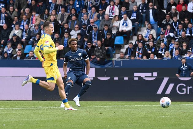 Farid Alfa Ruprecht VfL Bochum , re , scores the goal to 3 0 12 04 2026, Soccer 2 Bundesliga, Season 2025 2026, 29 Matchday, VfL Bochum Eintracht Braunschweig DFL regulations prohibit any use of photographs as image sequences and or quasi video Bochum Vonovia Ruhrstadion Nordrhein Westfalen Germany Team2