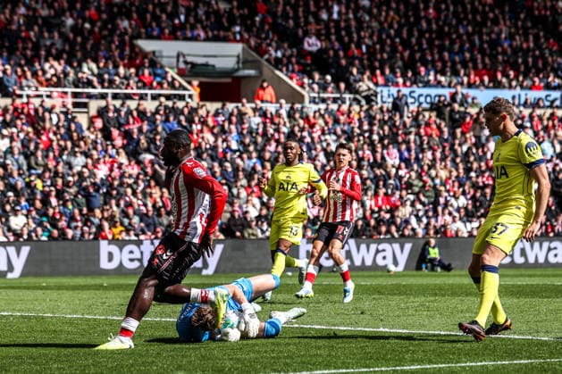 Premier League: Sunderland v Tottenham Hotspur Tottenham Hotspur goalkeeper Antonin Kinsky collects the ball from the feet of Brian Brobbey of Sunderland during the Premier League match Sunderland vs Tottenham Hotspur at Stadium Of Light, Sunderland, United Kingdom on 12 April 2026 (Photo by Alfie Cosgrove News Images) Sunderland Stadium Of Light Tyne and Wear United Kingdom Copyright: xAlfiexCosgrove NewsxImagesx