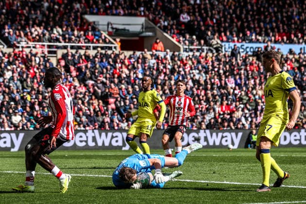 Premier League: Sunderland v Tottenham Hotspur Tottenham Hotspur goalkeeper Antonin Kinsky collects the ball from the feet of Brian Brobbey of Sunderland during the Premier League match Sunderland vs Tottenham Hotspur at Stadium Of Light, Sunderland, United Kingdom on 12 April 2026 (Photo by Alfie Cosgrove News Images) Sunderland Stadium Of Light Tyne and Wear United Kingdom Copyright: xAlfiexCosgrove NewsxImagesx