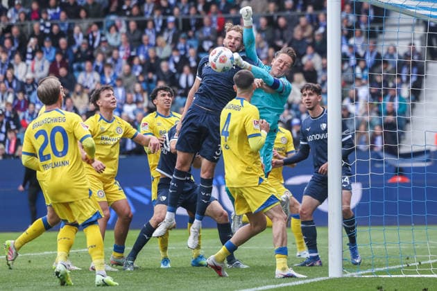 Soccer 2 Bundesliga 29 Matchday VfL Bochum Eintracht Braunschweig on 12 04 2026 at Vonovia Ruhrstadion in Bochum Philipp Strompf Bochum , left Ron Thorben Hoffmann Braunschweig , right DFL regulations prohibit any use of photographs as image sequences and or quasi video xJRx