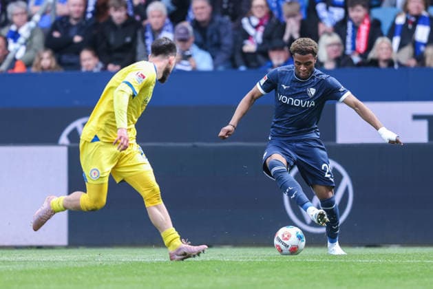 Soccer 2 Bundesliga 29 Matchday VfL Bochum Eintracht Braunschweig on 12 04 2026 at Vonovia Ruhrstadion in Bochum Mehmet Aydin Braunschweig , left Farid Alfa Ruprecht Bochum , right DFL regulations prohibit any use of photographs as image sequences and or quasi video xJRx