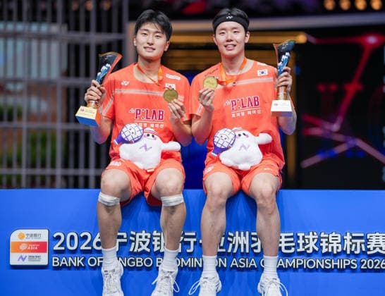(260412) -- NINGBO, April 12, 2026 -- First-placed Kim Won Ho (L) Seo Seung Jae of South Korea pose during the men s doubles awarding ceremony at Badminton Asia Championships 2026 in Ningbo, east China s Zhejiang Province, April 12, 2026. ) (SP)CHINA-NINGBO-BADMINTON-ASIA CHAMPIONSHIPS 2026-MEN S DOUBLES-AWARDING CEREMONY(CN) SunxFei 