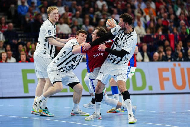 Lucas Laube THW Kiel, 20 , Andreas Magaard Handball Sport Verein Hamburg, 04 , Domagoj Duvnjak THW Kiel, 04 GER, Handball Sport Verein Hamburg vs THW Kiel, Handball, 1 Bundesliga, Matchday 28, Season 2025 2026, 12 04 2026 GER, Handball Sport Verein Hamburg vs THW Kiel, Handball, 1 Bundesliga, Matchday 28, Season 2025 2026, 12 04 2026 Hamburg Copyright: xEibner-Pressefoto MarcelxvonxFehrnx EP_MFN