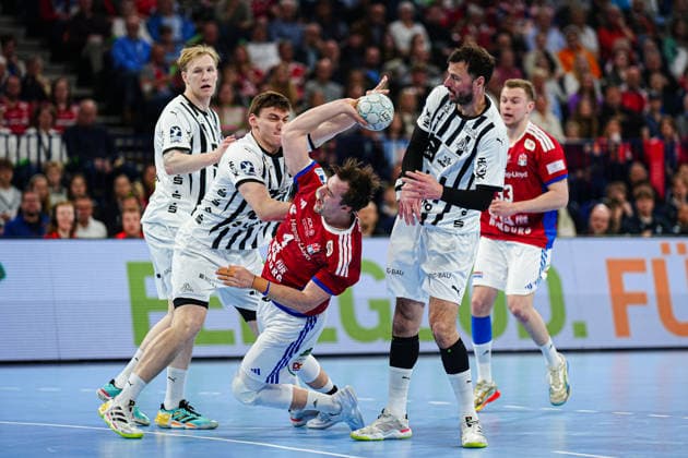 Lucas Laube THW Kiel, 20 , Andreas Magaard Handball Sport Verein Hamburg, 04 , Domagoj Duvnjak THW Kiel, 04 GER, Handball Sport Verein Hamburg vs THW Kiel, Handball, 1 Bundesliga, Matchday 28, Season 2025 2026, 12 04 2026 GER, Handball Sport Verein Hamburg vs THW Kiel, Handball, 1 Bundesliga, Matchday 28, Season 2025 2026, 12 04 2026 Hamburg Copyright: xEibner-Pressefoto MarcelxvonxFehrnx EP_MFN