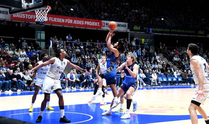 12 04 2026, xokbx, Basketball easyCredit BBL Bundesliga, Frankfurt Skyliners MLP Academics Heidelberg v l Tyger Campbell Fraport Skyliners Frankfurt Wurf, Sprung DFL DFB REGULATIONS PROHIBIT ANY USE OF PHOTOGRAPHS as IMAGE SEQUENCES and or QUASI VIDEO Frankfurt am Main
