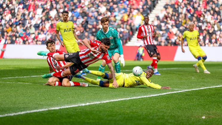 Sunderland v Tottenham Hotspur, Premier League Referee gives a penalty as Tottenham Hotspur forward Randal Kolo Muani (39) goes over but VAR overturns the decision during the Premier League match between Sunderland and Tottenham Hotspur at the Stadium Of Light, Sunderland, UK on 12 April 2026. Editorial use only DataCo restrictions apply See www.football-dataco.com , Copyright: xSimonxDaviesx PSI-24077-0014