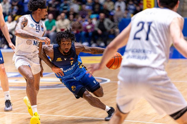 Basketball Bundesliga BBL, Frankfurt Skyliners vs MLP Academics Heidelberg, Süwag Energie Arena Frankfurt am Main 12 04 2026 Basketball Bundesliga BBL, Frankfurt am Main, Germany 12 04 2026 Isaiah Swope Frankfurt Skyliners, 1 on the ball against Michael Weathers MLP Academics Heidelberg, 20 , Basketball Bundesliga BBL, Game of Frankfurt Skyliners vs MLP Academics Heidelberg, Süwag Energie Arena Frankfurt am Main Copyright: xBEAUTIFULxSPORTS Freudensteinx