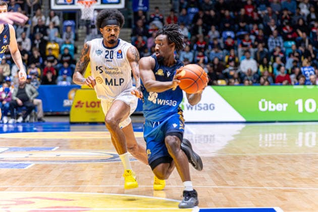Basketball Bundesliga BBL, Frankfurt Skyliners vs MLP Academics Heidelberg, Süwag Energie Arena Frankfurt am Main 12 04 2026 Basketball Bundesliga BBL, Frankfurt am Main, Germany 12 04 2026 Isaiah Swope Frankfurt Skyliners, 1 on the ball against Michael Weathers MLP Academics Heidelberg, 20 , Basketball Bundesliga BBL, Game of Frankfurt Skyliners vs MLP Academics Heidelberg, Süwag Energie Arena Frankfurt am Main Copyright: xBEAUTIFULxSPORTS Freudensteinx